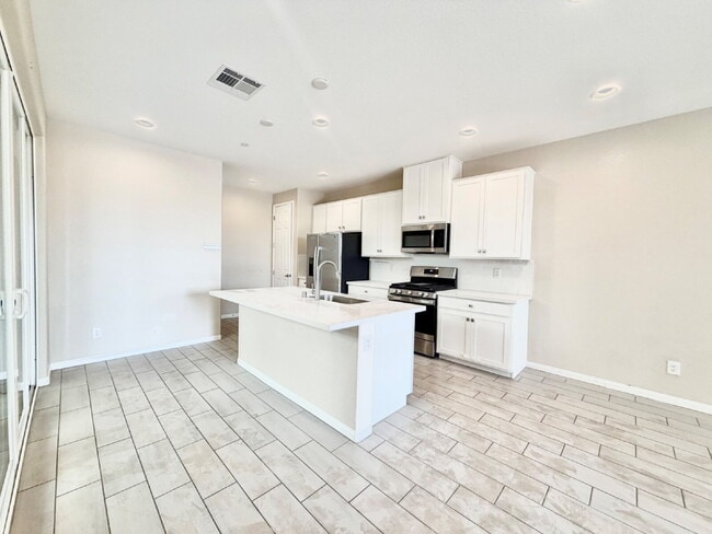 Building Photo - 3 Bedroom Townhome for Rent in Cadence Henderson | Solar Home | Master-Planned Community Near Las...