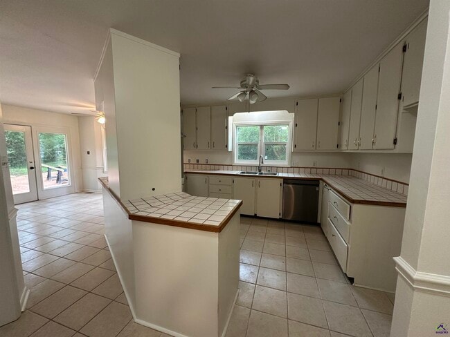 Building Photo - 124 Glen Oaks Rd