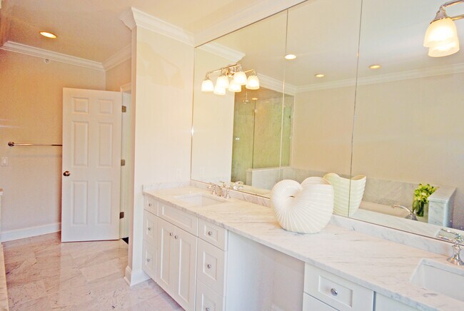 Building Photo - 5 The Pointe