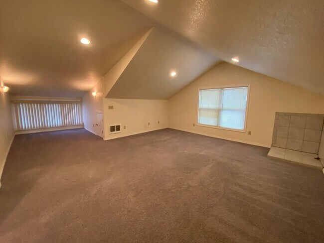 Building Photo - Charming 3 Bed 2 Bath Portland Bungalow!