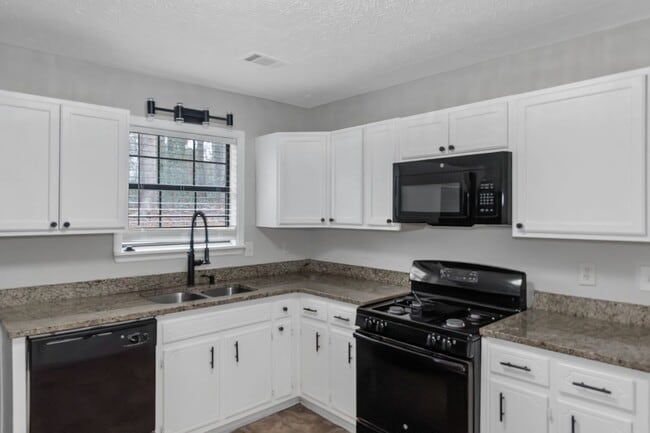 Building Photo - 321 Summerwood Ln