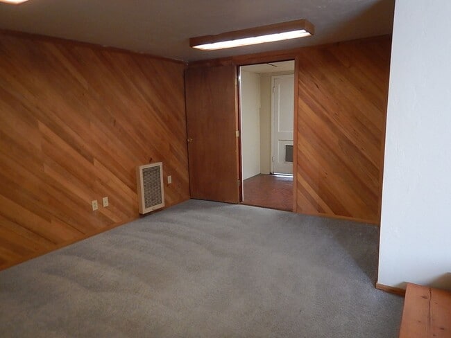 Building Photo - 3 Bedroom, 1 Bathroom in Heights Subdivisi...