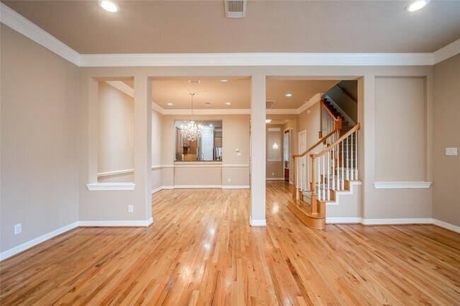 Building Photo - 2906 Royal Oaks Crest