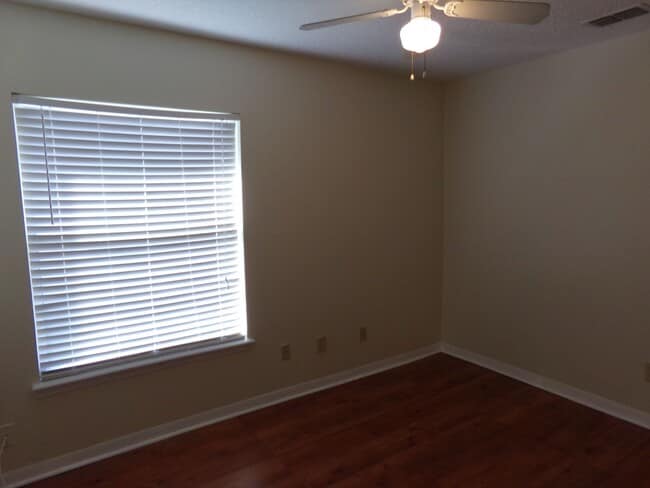 Building Photo - Nice 3/2 in convenient location