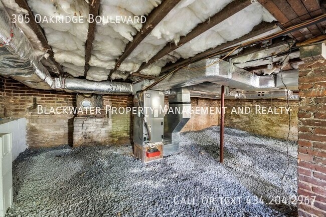 Building Photo - 305 Oakridge Blvd