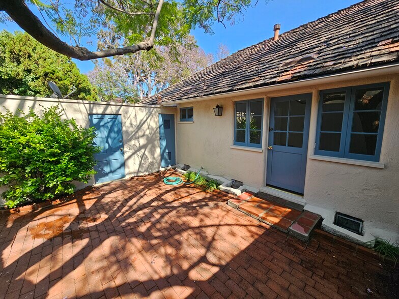 Building Photo - 8531 Rosewood Ave