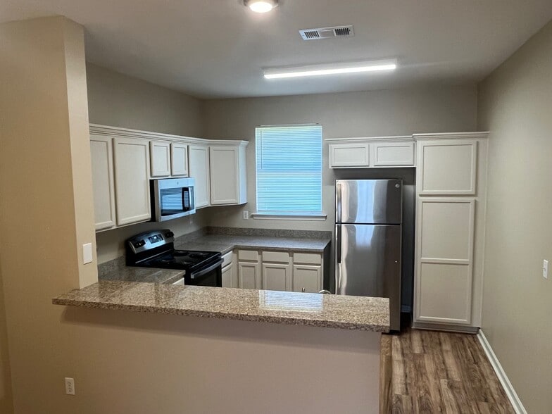 Fully remodeled kitchen, granite countertops with new appliances - 262 Bella Sera Ln