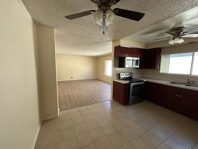 Building Photo - 548 Short St