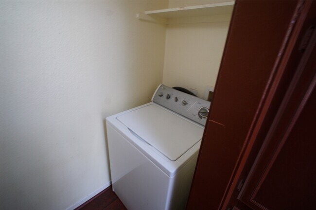 Building Photo - 8587 Sands Point Dr