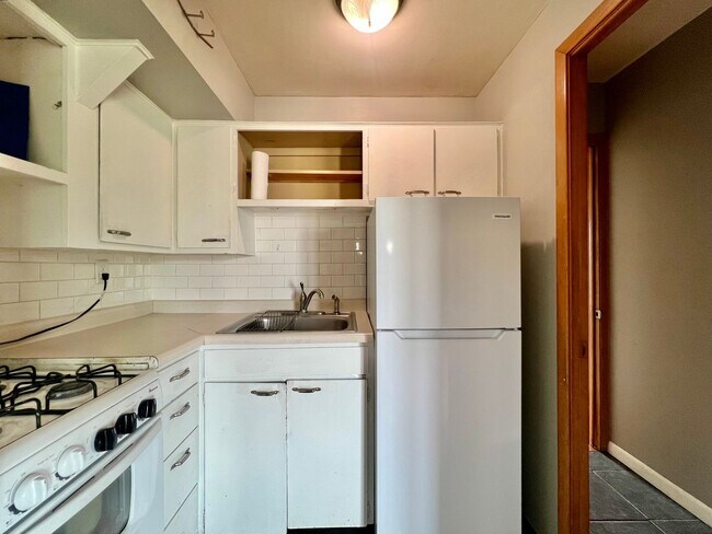 Building Photo - 103 7th Ave NW