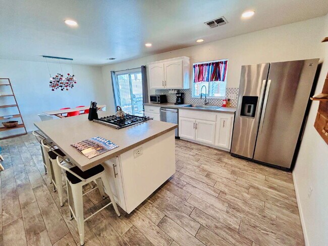 Building Photo - Charming 3 Bedroom House with Pool in Friendly Hills, Joshua Tree