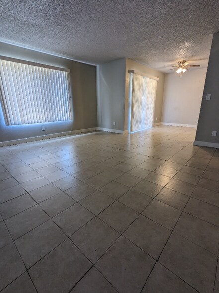Building Photo - 815 N Peach Ave