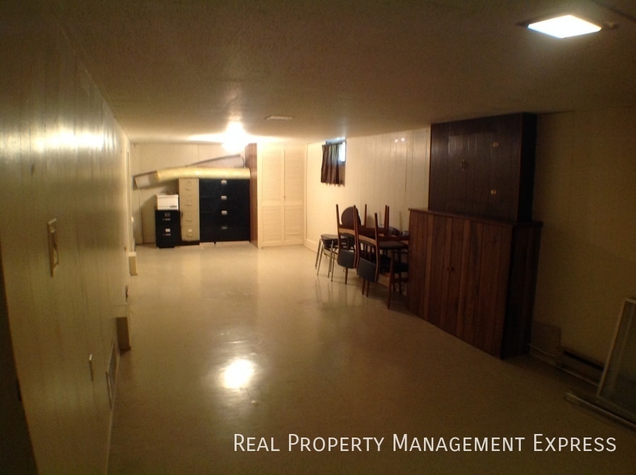 Building Photo - 233 E Pam Rd