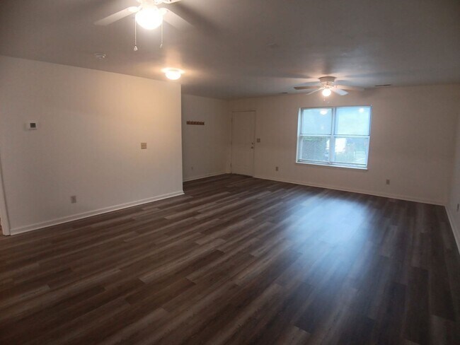 Building Photo - 206 Janie Ln