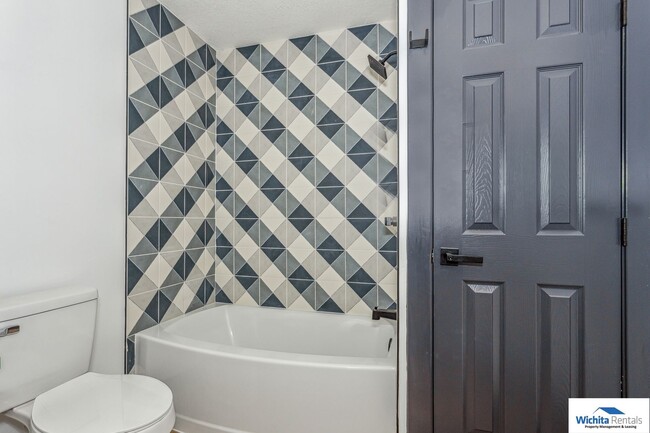 Building Photo - 2 bedroom 2 bath home