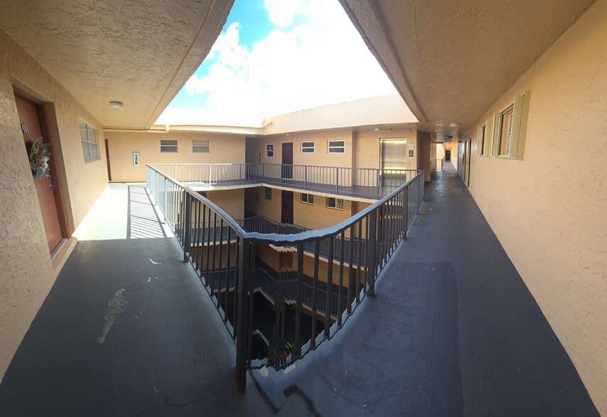 Building Photo - 13707 Kendale Lakes Cir