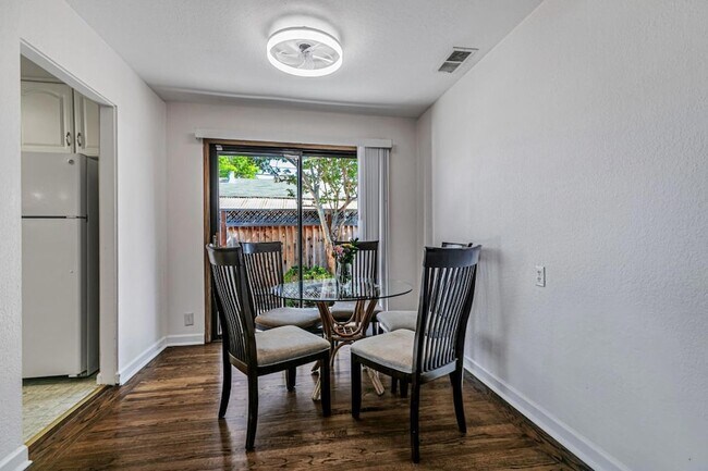 Building Photo - 2136 Ventura Pl