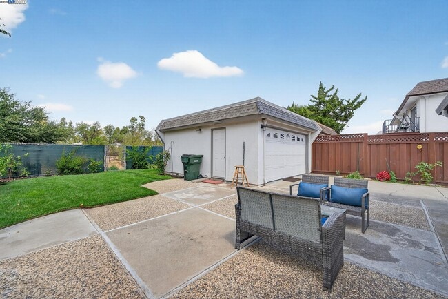 Building Photo - 1810 Peary Way