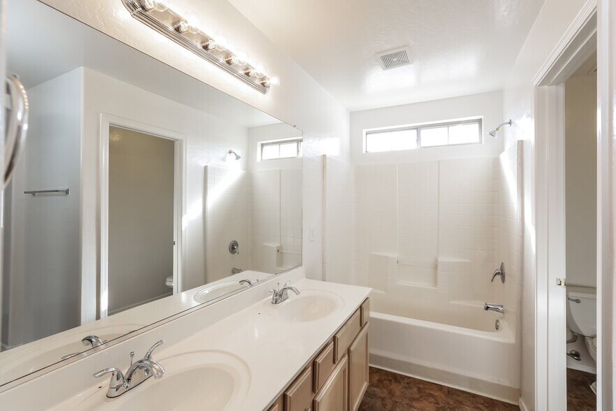 Building Photo - 11402 W Mohave St