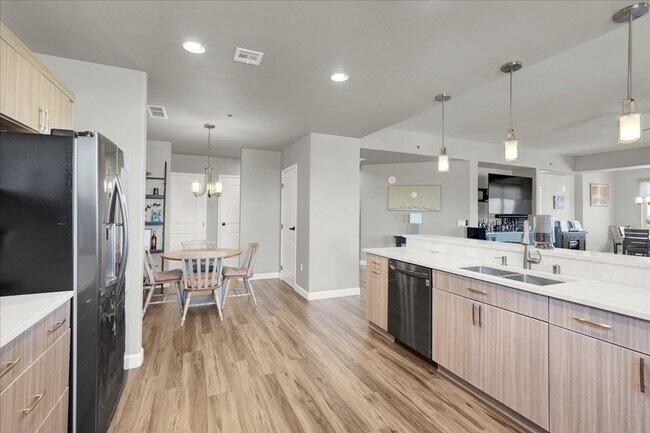 Building Photo - High Rise Condo in One Las Vegas- 4 bedrooms, 3.5 Baths- 2872 Sq. Feet