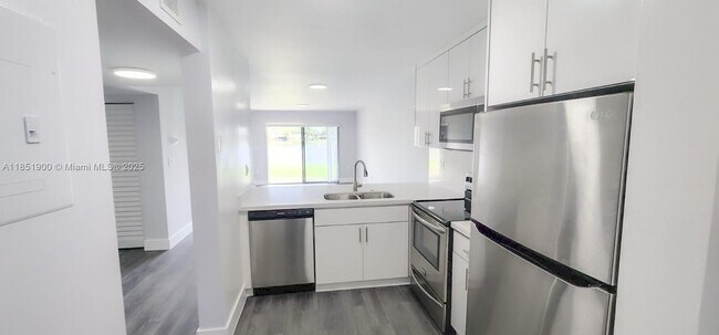 Building Photo - 9830 Nob Hill Ln