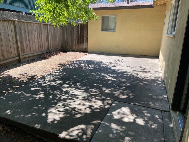 Building Photo - Well maintained 2 bed/1 bath unit in heart of Walnut Creek