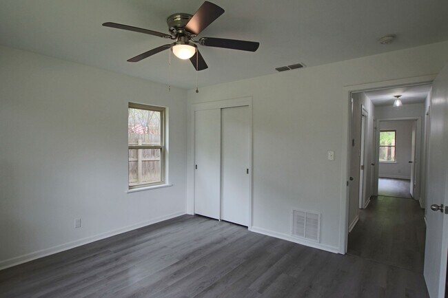 Building Photo - Adorable 3 Bed 2 Bath in Tyler with TWO Li...