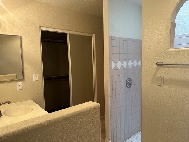 Building Photo - 2100 E Crystal Dr