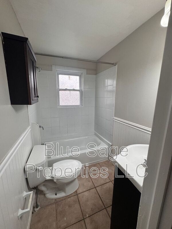 Building Photo - 1411 Lawrence Rd