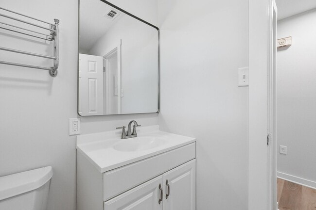 Building Photo - All Brick Home & Large Yard in Niceville!