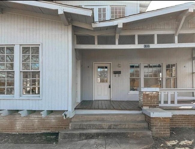 Building Photo - Spacious Prairie Style Home- 3 Bed, 1 Bath...