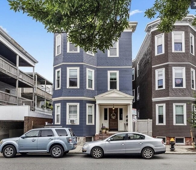 Building Photo - 641 E 8th St
