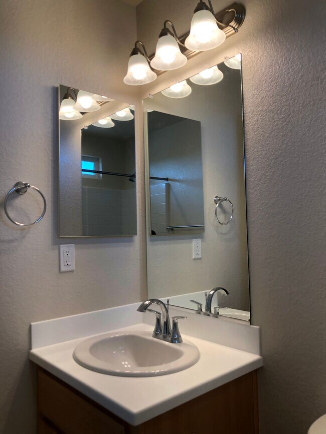 Building Photo - Modesto 3 Bedroom 2.5 Bath Newer Construction