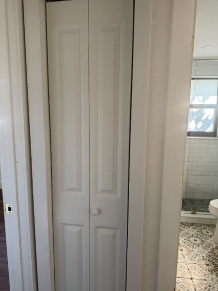 Building Photo - 3000 Karen Ave