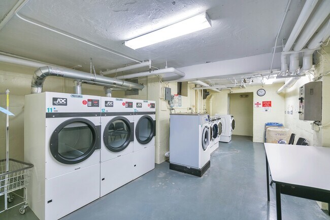 Building Photo - 2335 Hudson Terrace