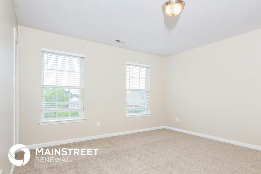 Building Photo - 2060 Hidden Pond Dr