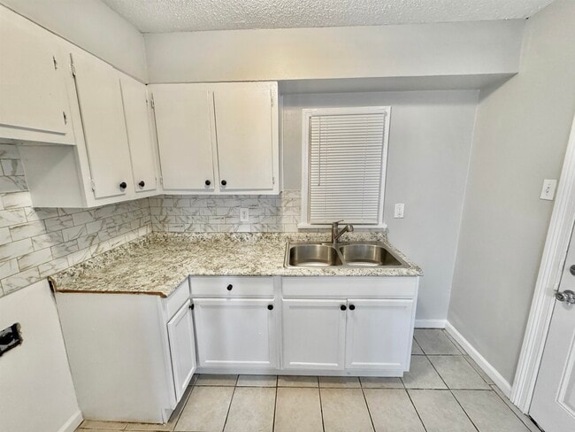 Building Photo - 1711 Coleen Rd