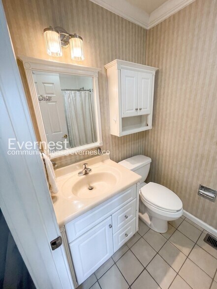 Building Photo - 2249 Maplecrest Dr