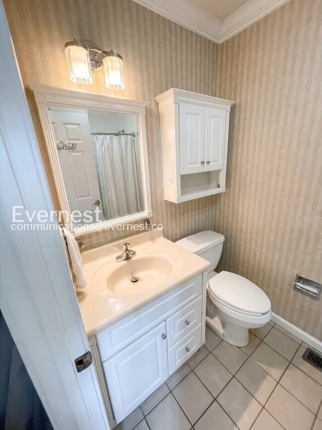 Building Photo - 3 Bed/2 Bath Home with Off-Street Parking / Pet-Friendly / Available Now!
