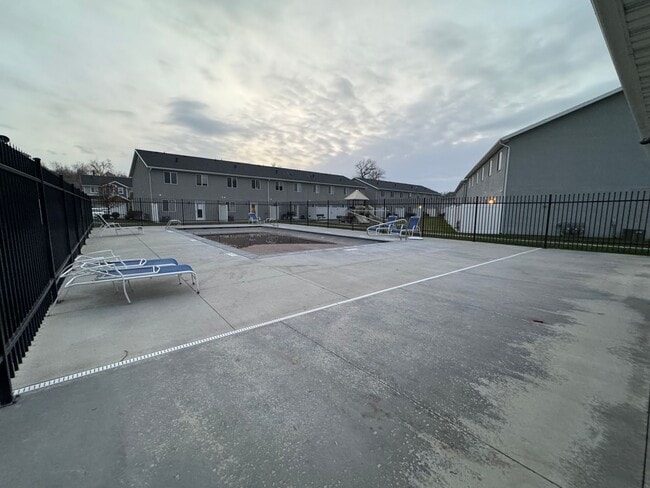 Building Photo - 3 bdrm 2 1/2 bth townhouse 1 Car Garage