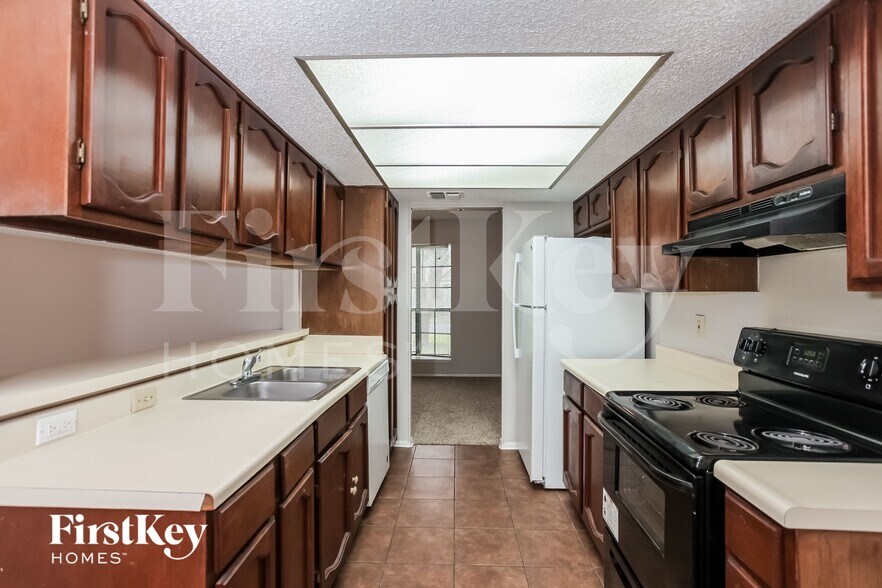 Building Photo - 7527 Lincoln Village Dr