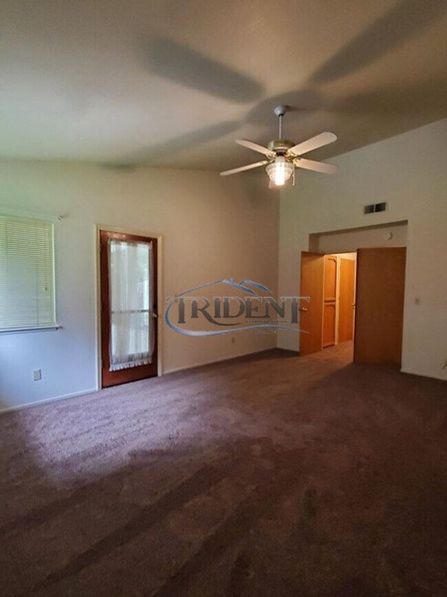 Building Photo - Beautiful Yuba City home on a large lot