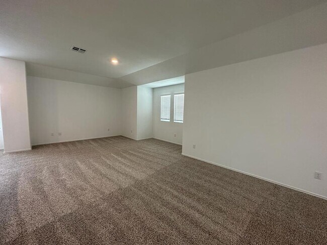 Building Photo - 220 River Rise Rd