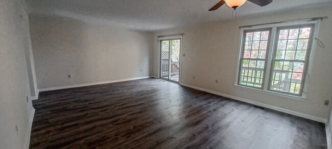 Building Photo - Very Charming 3 Bedroom And 2.5 Bathroom Townhouse With Private Deck In Country Creek