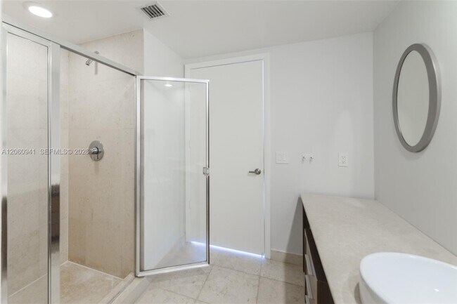 Building Photo - 495 Brickell Ave