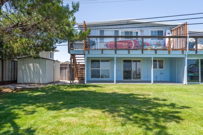 Building Photo - 3335 Los Prados St