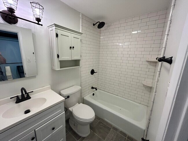 Building Photo - 115 Country Club Dr