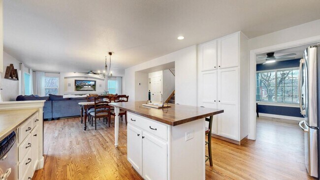 Building Photo - Beautiful Home in the Ridge Crest Neighbor...