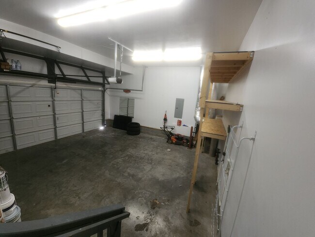 Building Photo - Beautiful Spacious Home in Huntington Place!