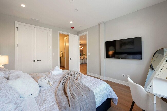 Building Photo - 2344 W Polk St